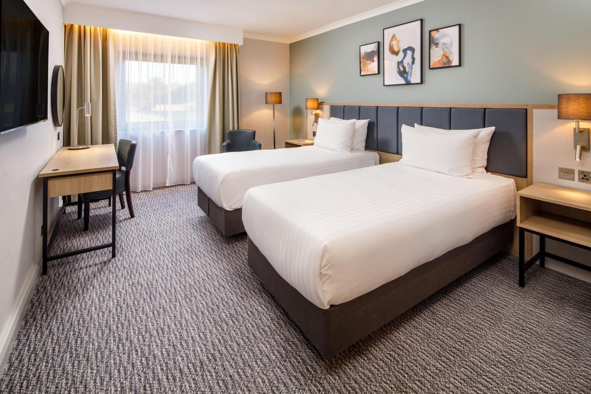 Delta Hotels By Marriott Milton Keynes Exterior photo